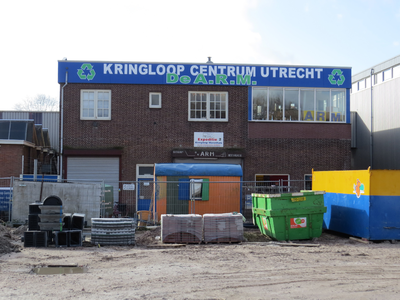 822917 Gezicht op het toegangsgebouw van Kringloopcentrum De Arm (Verlengde Hoogravenseweg 63 - 69c) te Utrecht, vanaf ...